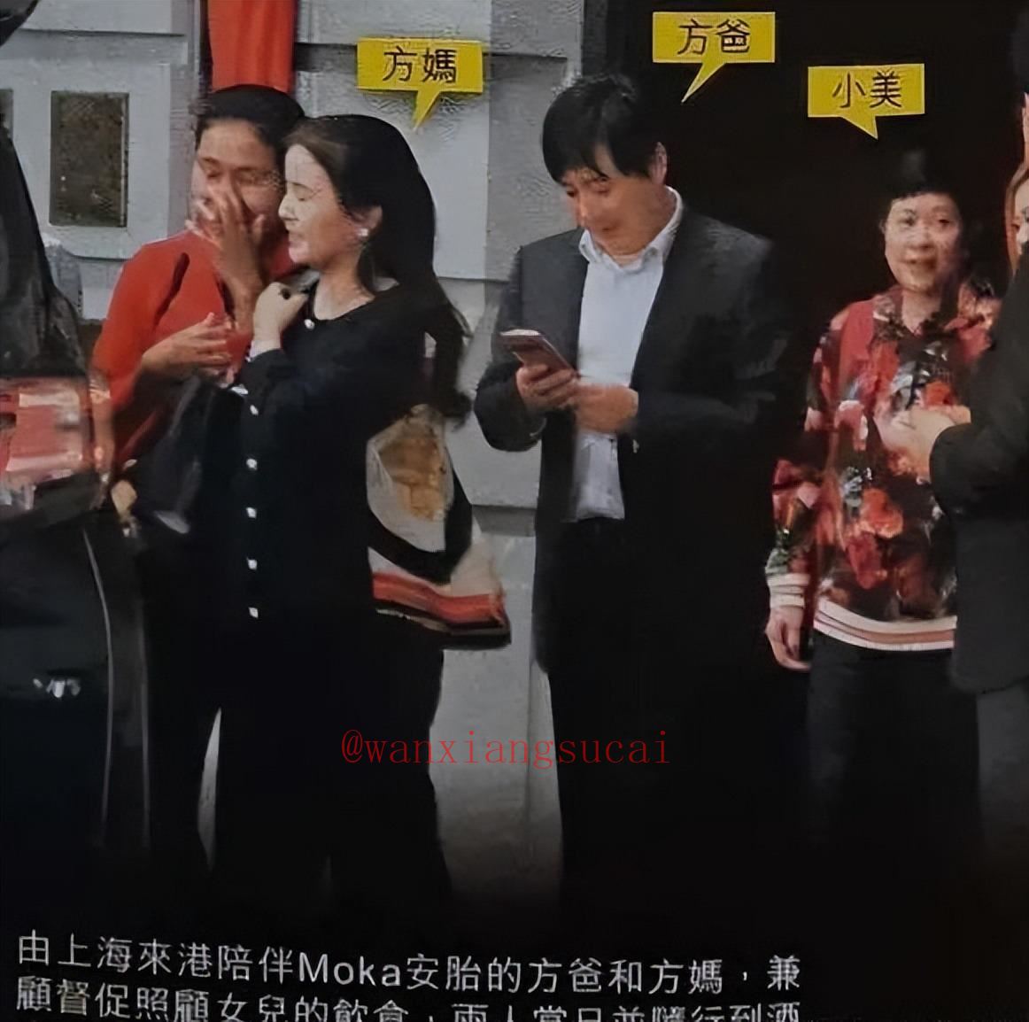 郭富城带两个女儿看赛马，两姐妹穿裙子在父亲的怀里撒娇