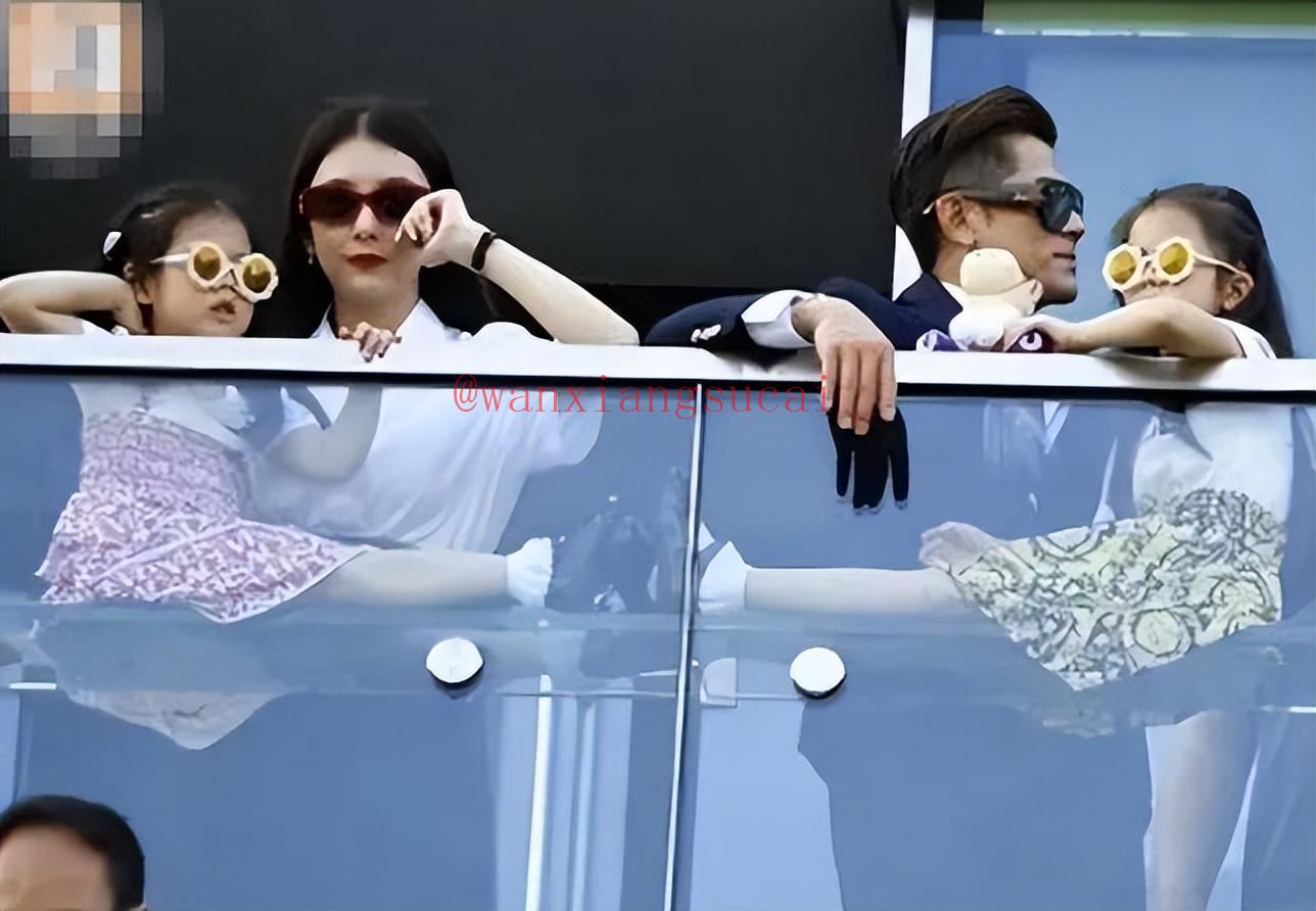 郭富城带两个女儿看赛马，两姐妹穿裙子在父亲的怀里撒娇